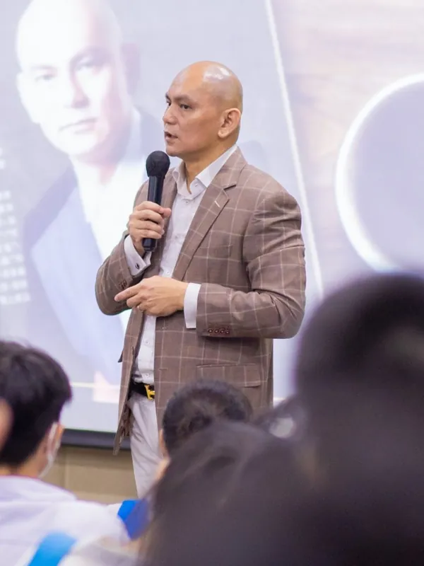 Dr. P'ng Hann Cheat speaking on stage