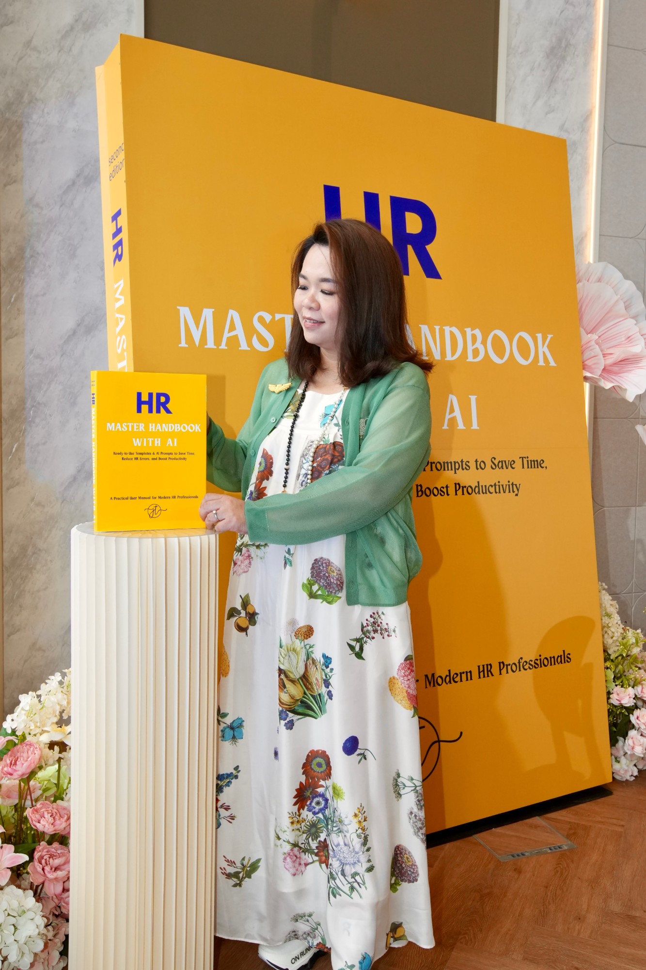 Jeslyn Thoe 手持《HR Master Handbook with AI》新书合影